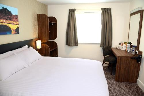 Posteľ alebo postele v izbe v ubytovaní Blue Jay, Derby by Marston's Inns