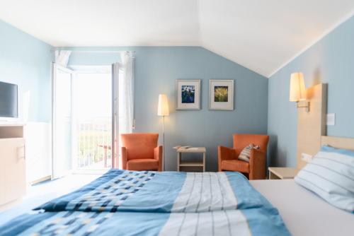 ein Hotelzimmer mit einem Bett und einem Fenster in der Unterkunft Domizil Nunn in Escherndorf