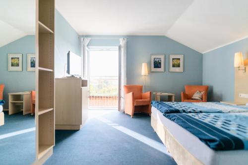 Habitación de hotel con cama y ventana en Domizil Nunn, en Escherndorf