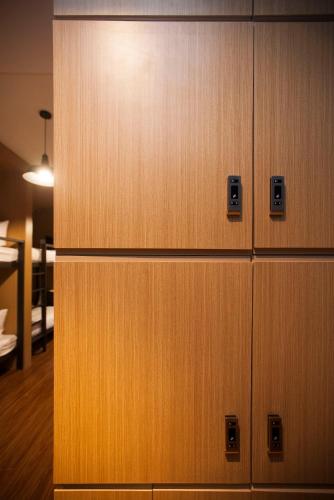 una fila di armadietti di legno in una stanza di GN Luxury Hostel a Bangkok