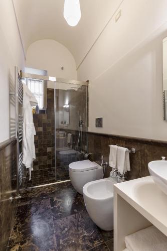 a bathroom with two sinks and a toilet and a shower at Edel Modica in Modica