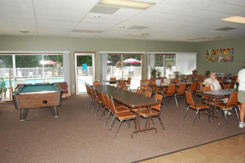 Habitación con mesas, sillas y mesa de billar. en St. Clair Camping Resort en Marysville