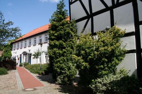 um edifício com duas árvores em frente em Pension Töpferhof em Tangermünde