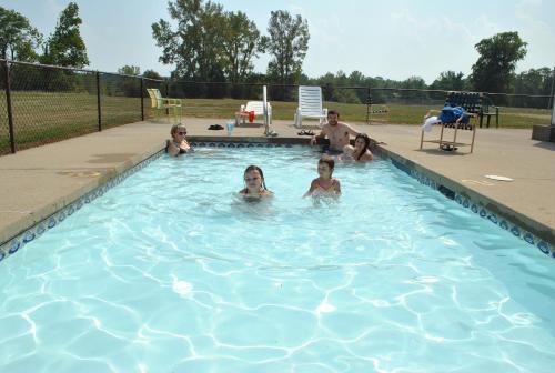 un grupo de personas nadando en una piscina en Wilmington Camping Resort, en Wilmington