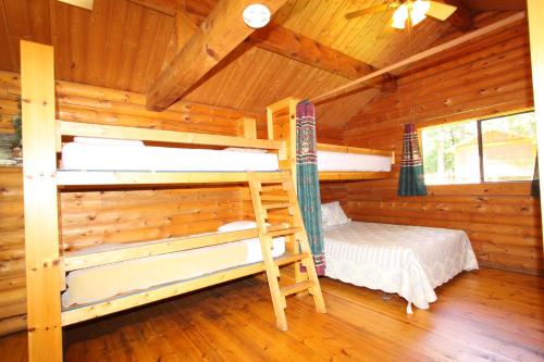 Ένα ή περισσότερα κρεβάτια σε δωμάτιο στο Neshonoc Lakeside Camping Resort
