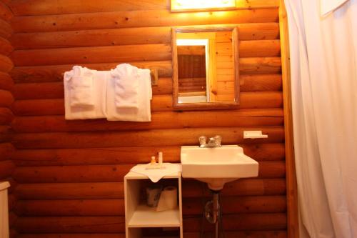 Ένα μπάνιο στο Neshonoc Lakeside Camping Resort