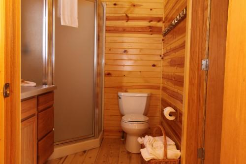 Ένα μπάνιο στο Neshonoc Lakeside Camping Resort