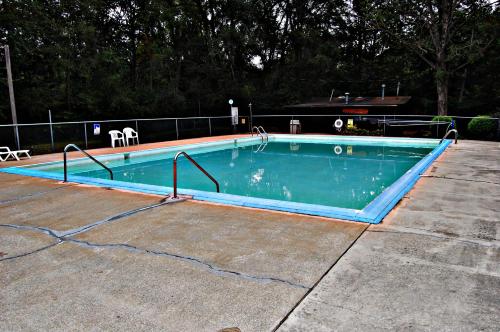 an empty swimming pool in a yard at Bear Cave Camping Resort in Buchanan
