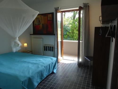 Llit o llits en una habitació de Villa Architetti Piemonte, Beautiful 5 bedroom, six bathroom Private Villa with Infinity Pool and Bar, perfect for families