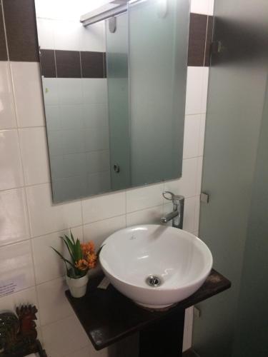 ルアンパバーンにあるコウム シエン トン ブティック ヴィラのバスルーム(白い洗面台、鏡付)