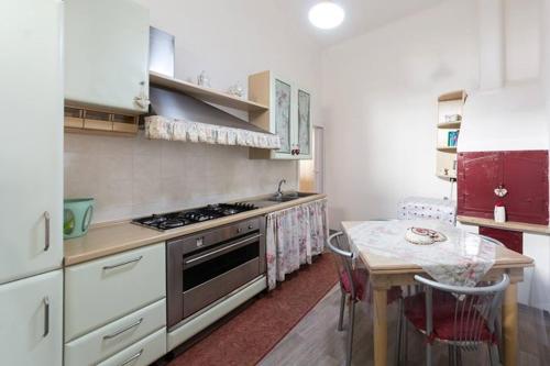 een keuken met een fornuis en een tafel. bij Casa vacanza Simone in Andria