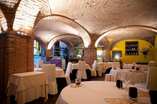 A restaurant or other place to eat at Albergo Cavallino