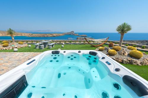 jacuzzi con vistas al océano en Lindos Vigli Private Villa, en Lindos