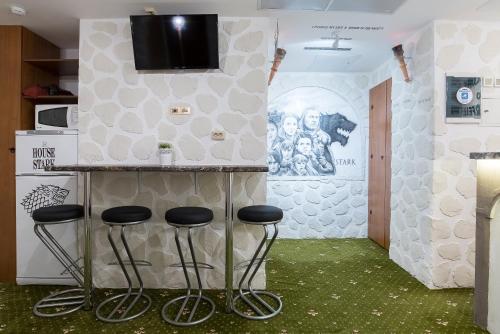 モスクワにあるウィンターフェル トヴェルスカヤの三脚の椅子が備わる部屋