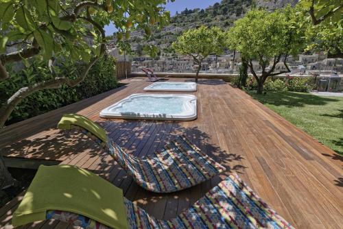 a picnic table with a hot tub on a wooden deck at Edel Modica in Modica