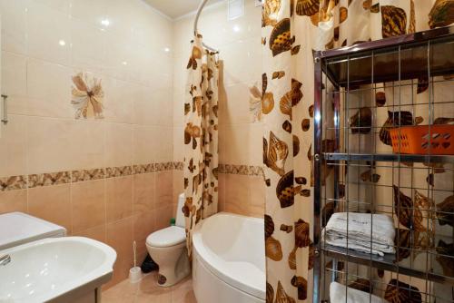 e bagno con servizi igienici, lavandino e vasca. di Home Hotel Apartments on Khreshchatyk Area a Kiev