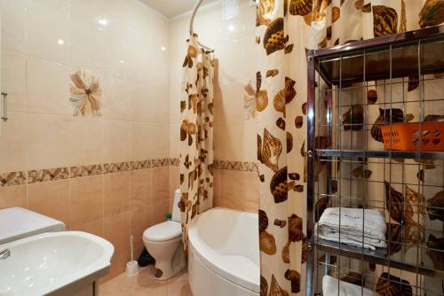 キーウにあるHome Hotel Apartments on Khreshchatyk Areaのトイレ、洗面台、浴槽を備えたバスルーム