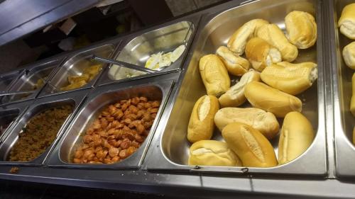 un gruppo di diversi tipi di cibo in vassoi di Hotel Brisa do Aracati a Aracati