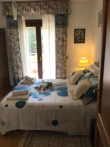 een slaapkamer met een groot bed en een raam bij Il posto ideale in Rome