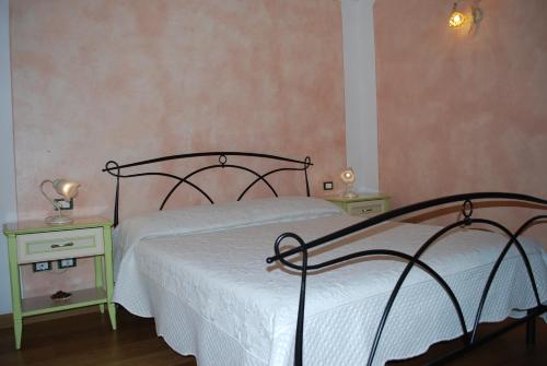 een slaapkamer met 2 bedden en 2 nachtkastjes bij In Torre in Signa