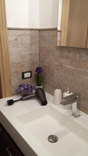 錫尼亞的住宿－In Torre，浴室的柜台设有水槽和镜子
