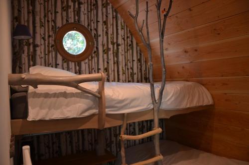 ein Schlafzimmer mit einem Etagenbett in einer Hütte in der Unterkunft Cabanons Jour & Nuit in Mazan