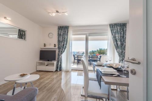 Apartments with pool Villa Zora