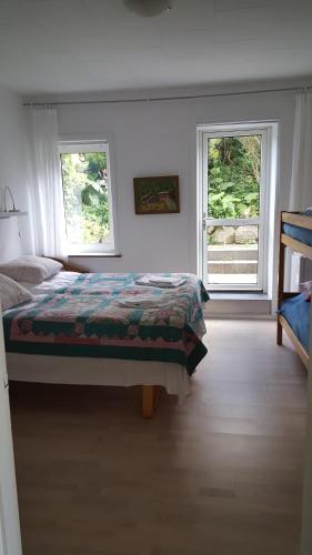 1 dormitorio con 1 cama y 2 ventanas en Thorup Guesthouse, en Knebel