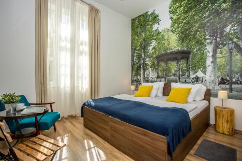 - une chambre avec un lit doté d'oreillers jaunes et d'une table dans l'établissement 4citywindows, à Zagreb