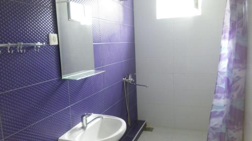 Phòng tắm tại Guest House on Abazgaa 30