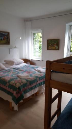 1 dormitorio con cama y ventana en Thorup Guesthouse, en Knebel
