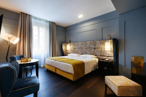 Un pat sau paturi într-o cameră la Stendhal Luxury Suites