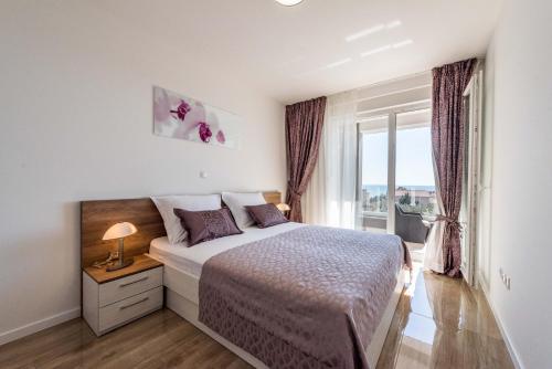 Apartments with pool Villa Zora