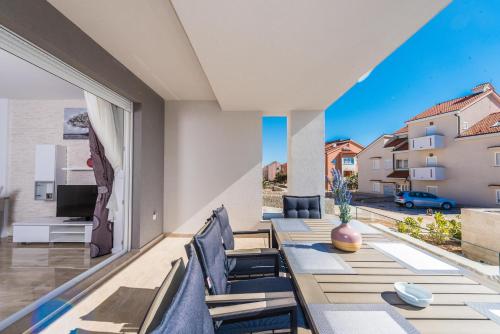 Apartments with pool Villa Zora
