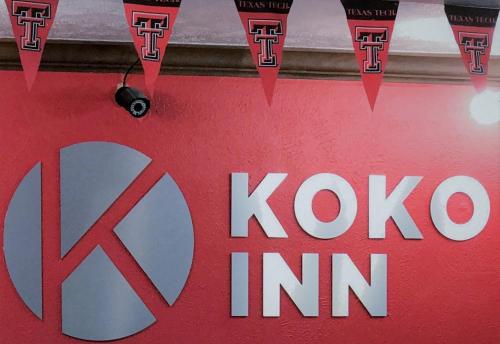 una señal roja con un cartel de Koreaintern en ella en Hub City Inn en Lubbock