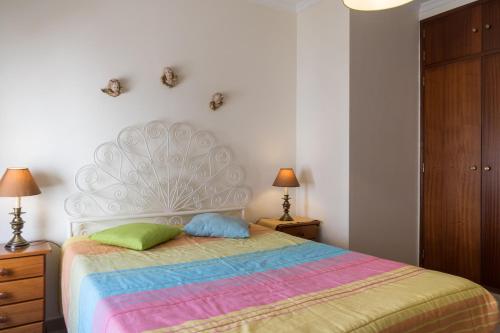 アルマカオ・デ・ペラにあるAkisol Armacao Pera Lilac IIIのベッドルーム1室(枕2つ付)