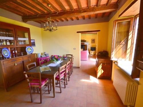 ห้องอาหารหรือที่รับประทานอาหารของ Independent Tuscan Holiday Home with Garden and Valley views