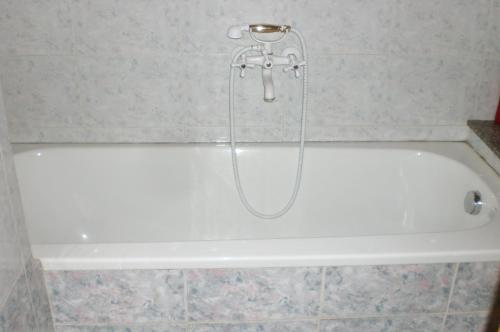 y baño con bañera blanca y ducha. en Villino Monte San Michele, en Oria
