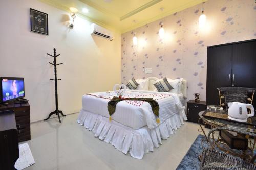 1 dormitorio con 1 cama y TV en una habitación en Holiday Haven Ukulhas, en Ukulhas