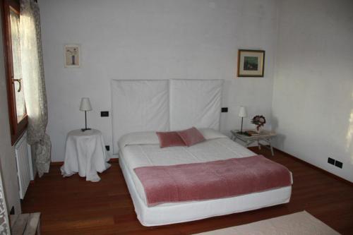 メストレにあるCà Fioritaのベッドルーム(大型ベッド1台、テーブル付)