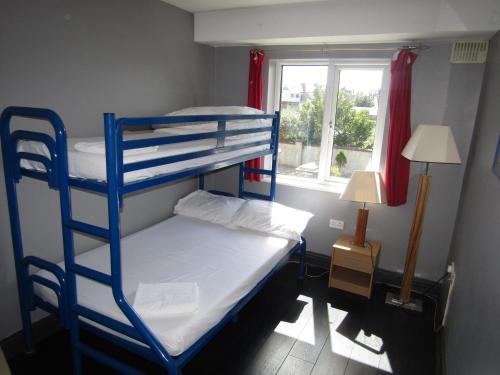 um quarto com 2 beliches e uma janela em Sleepzone Apartments em Galway