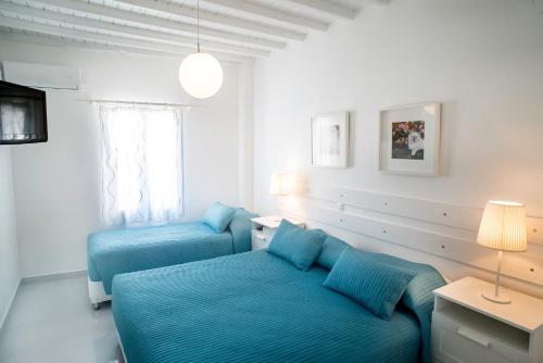 a living room with two beds and a couch at Chora House in Mýkonos City