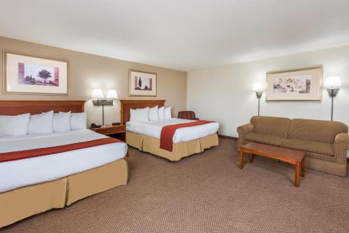 Seasons Inn & Suites Highland tesisinde bir odada yatak veya yataklar