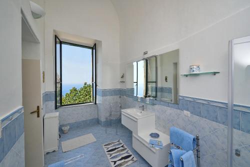 アマルフィにあるDama di Fioriのバスルーム(洗面台、鏡付)