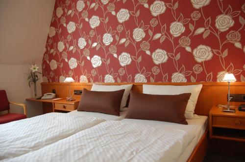 Una cama o camas en una habitación de Hotel & Restaurant Schröder