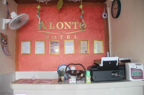 Příslušenství pro přípravu čaje a kávy v ubytování Alonto Hotel