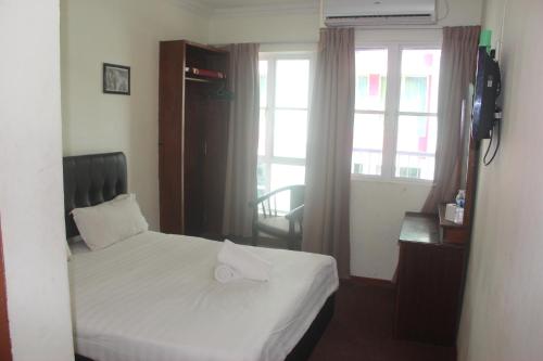 Un pat sau paturi într-o cameră la Alonto Hotel