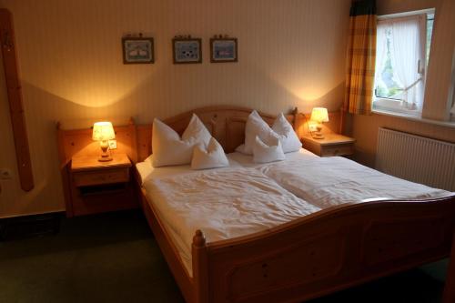 A bed or beds in a room at Gasthof Zur Hohen Hunau