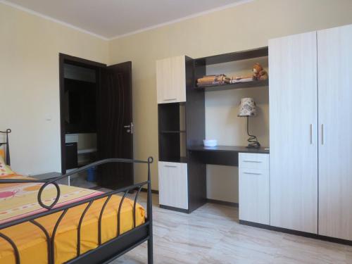 プリモルスコにあるAstara Apartmentsのベッドルーム(二段ベッド1組、デスク付)