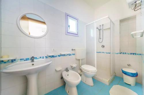 スコペッロにあるXX Apartmentsの白いバスルーム(洗面台、トイレ付)